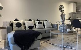 Spring Stays In Modern And Cozy 2 Bed City Centre Apartment With Free Secure Parking Space