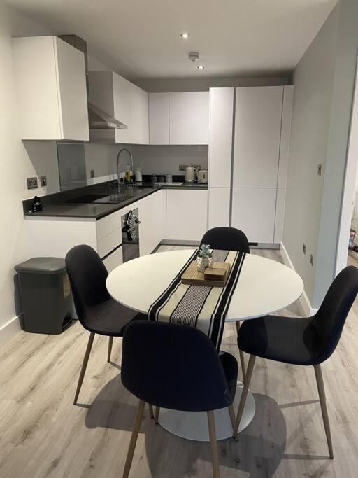 Modern And Cozy 2 Bed City Centre Apartment With Free Secure Parking Space Lichfield Exterior photo
